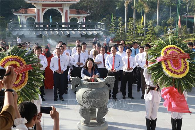 Phó Chủ tịch nước Võ Thị Ánh Xuân dâng hương tưởng nhớ Chủ tịch Hồ Chí Minh. Ảnh: Huỳnh Anh - TTXVN